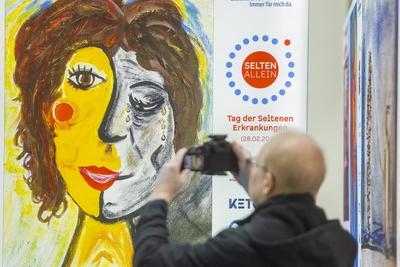 Dr. Mark Benecke, Botschafter der Ausstellung ,Selten allein, in der Kuppelhalle des Dresdner Hauptbahnhofes-stock-foto