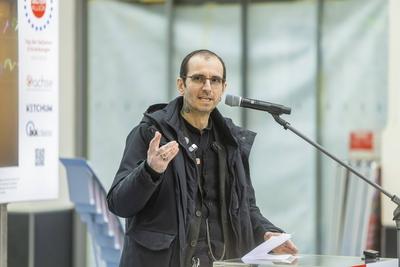 Dr. Mark Benecke, Botschafter der Ausstellung ,Selten allein, in der Kuppelhalle des Dresdner Hauptbahnhofes-stock-foto