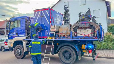Dramatische Rettung aus Brunnenschacht in Stutensee findet nach unfassbaren 9 Stunden ein Happy End: Sch?ferhund ,,Loki" (13) f?llt in vier Meter tiefen Brunnenschaft in Anbau von Wohnhaus - Feuerwehr und Technisches Hilfswerk graben Rohr-Schacht m?hse-stock-foto