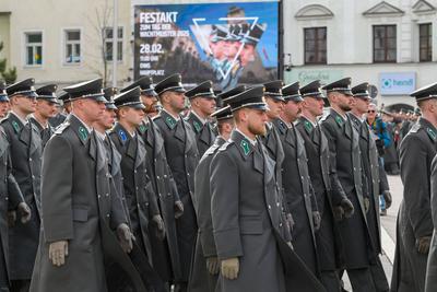 enns, austria, 28 feb 2025, military event, tag der wachtmeister, 400 soldiers sworn in the military in the position of-stock-foto