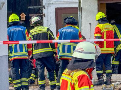 Dramatische Rettung aus Brunnenschacht in Stutensee findet nach unfassbaren 9 Stunden ein Happy End: Sch?ferhund ,,Loki" (13) f?llt in vier Meter tiefen Brunnenschaft in Anbau von Wohnhaus - Feuerwehr und Technisches Hilfswerk graben Rohr-Schacht m?hse-stock-foto
