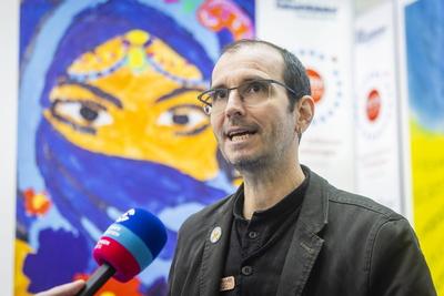 Dr. Mark Benecke, Botschafter der Ausstellung ,Selten allein, in der Kuppelhalle des Dresdner Hauptbahnhofes-stock-foto