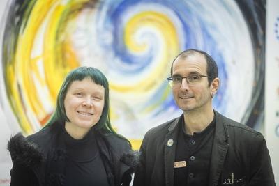 Dr. Mark Benecke, Botschafter der Ausstellung ,Selten allein, mit seiner Ehefrau Ines Fischer, in der Kuppelhalle des Dresdner Hauptbahnhofes-stock-foto