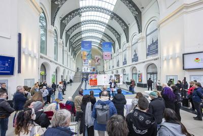 Ausstellung ,Selten allein, in der Kuppelhalle des Dresdner Hauptbahnhofes-stock-foto