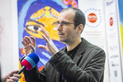 Dr. Mark Benecke, Botschafter der Ausstellung ,Selten allein, in der Kuppelhalle des Dresdner Hauptbahnhofes-stock-foto