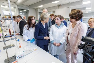 Einweihung des Chemie- und Wasserstofflabors am Berufsbildungszentrum Dormagen-stock-foto