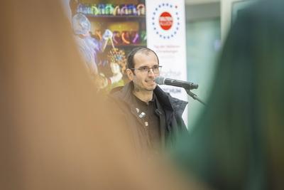 Dr. Mark Benecke, Botschafter der Ausstellung ,Selten allein, in der Kuppelhalle des Dresdner Hauptbahnhofes-stock-foto