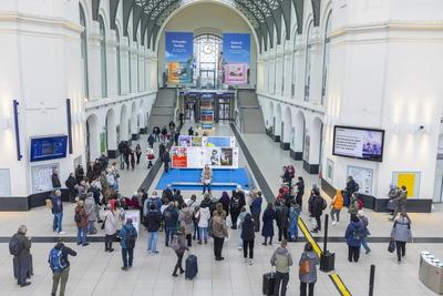 Ausstellung ,Selten allein, in der Kuppelhalle des Dresdner Hauptbahnhofes-stock-foto
