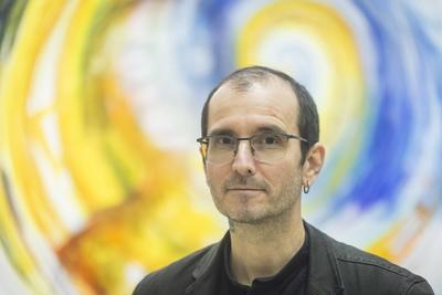 Dr. Mark Benecke, Botschafter der Ausstellung ,Selten allein, in der Kuppelhalle des Dresdner Hauptbahnhofes-stock-foto