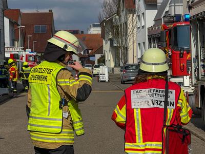 Dramatische Rettung aus Brunnenschacht in Stutensee findet nach unfassbaren 9 Stunden ein Happy End: Sch?ferhund ,,Loki" (13) f?llt in vier Meter tiefen Brunnenschaft in Anbau von Wohnhaus - Feuerwehr und Technisches Hilfswerk graben Rohr-Schacht m?hse-stock-foto