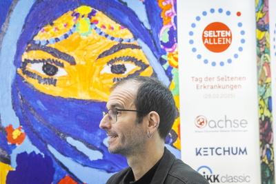 Dr. Mark Benecke, Botschafter der Ausstellung ,Selten allein, in der Kuppelhalle des Dresdner Hauptbahnhofes-stock-foto