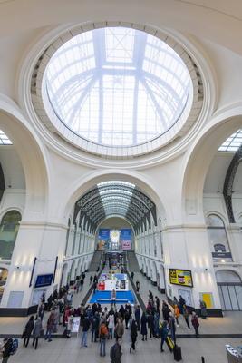 Ausstellung ,Selten allein, in der Kuppelhalle des Dresdner Hauptbahnhofes-stock-foto