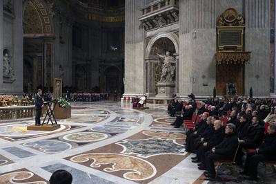 ITALY -  ROSARY PRAYER HELD FOR THE HEALTH OF POPE FRANCIS IN ST PETER'S SQUARE AT THE VATICAN   - 2025/3/1-stock-foto