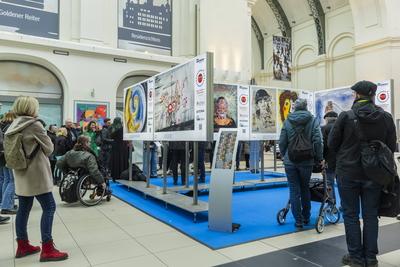 Ausstellung ,Selten allein, in der Kuppelhalle des Dresdner Hauptbahnhofes-stock-foto