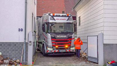 Dramatische Rettung aus Brunnenschacht in Stutensee findet nach unfassbaren 9 Stunden ein Happy End: Sch?ferhund ,,Loki" (13) f?llt in vier Meter tiefen Brunnenschaft in Anbau von Wohnhaus - Feuerwehr und Technisches Hilfswerk graben Rohr-Schacht m?hse-stock-foto