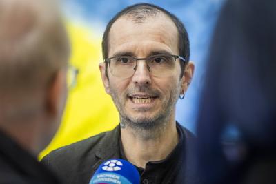 Dr. Mark Benecke, Botschafter der Ausstellung ,Selten allein, in der Kuppelhalle des Dresdner Hauptbahnhofes-stock-foto