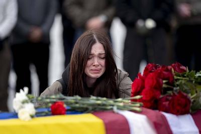News Bilder des Tages Friends and fellow soldiers lay flowers on coffin at Memorial service for U.S. Marine Corps vetera-stock-foto