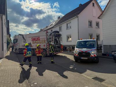 Dramatische Rettung aus Brunnenschacht in Stutensee findet nach unfassbaren 9 Stunden ein Happy End: Sch?ferhund ,,Loki" (13) f?llt in vier Meter tiefen Brunnenschaft in Anbau von Wohnhaus - Feuerwehr und Technisches Hilfswerk graben Rohr-Schacht m?hse-stock-foto