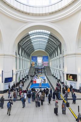 Ausstellung ,Selten allein, in der Kuppelhalle des Dresdner Hauptbahnhofes-stock-foto