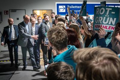 Wahlkampfabschluss der CDU vor der Wahl zur Hamburgischen B?rgerschaft ? Friedrich Merz, CDU-Vorsitzender und designierter Bundeskanzler: gemeinsam mit Dennis Thering, CDU-Spitzenkandidat und Landesvorsitzender-stock-foto