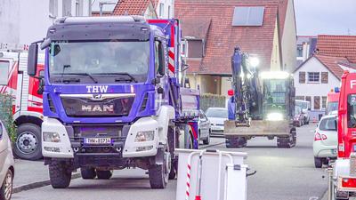 Dramatische Rettung aus Brunnenschacht in Stutensee findet nach unfassbaren 9 Stunden ein Happy End: Sch?ferhund ,,Loki" (13) f?llt in vier Meter tiefen Brunnenschaft in Anbau von Wohnhaus - Feuerwehr und Technisches Hilfswerk graben Rohr-Schacht m?hse-stock-foto
