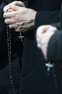 ITALY -  ROSARY PRAYER HELD FOR THE HEALTH OF POPE FRANCIS IN ST PETER'S SQUARE AT THE VATICAN   - 2025/3/1-stock-foto