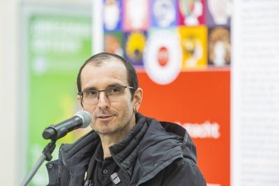 Dr. Mark Benecke, Botschafter der Ausstellung ,Selten allein, in der Kuppelhalle des Dresdner Hauptbahnhofes-stock-foto