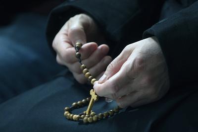 ITALY -  ROSARY PRAYER HELD FOR THE HEALTH OF POPE FRANCIS IN ST PETER'S SQUARE AT THE VATICAN   - 2025/3/1-stock-foto