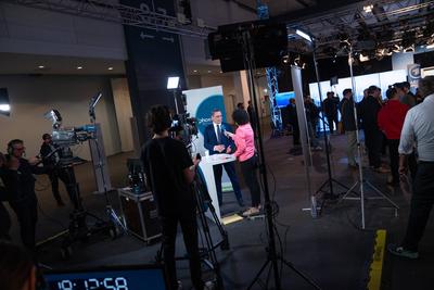 Wahl zur Hamburgischen B?rgerschaft am 2. M?rz 2025 ? Wahlabend Medienzentrum im CCH ? AfD-Bundesvorsitzender Tino Chrupalla im TV-Interviews im Medienzentrum-stock-foto