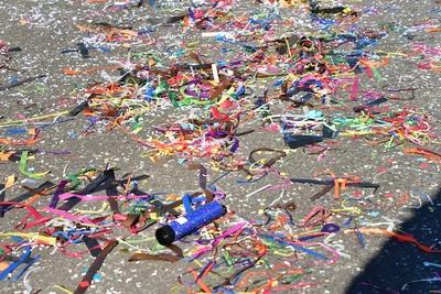 Karneval in Nidda Aufr?umen nach dem Umzug. Auf der Stra?e liegen Konfetti, Kamelle, Luftschlangen, Flaschen und einiges-stock-foto