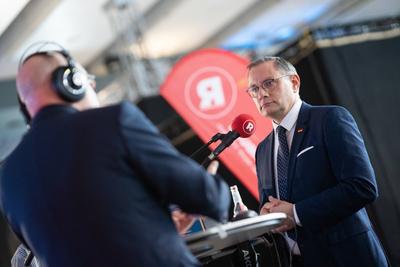 Wahl zur Hamburgischen B?rgerschaft am 2. M?rz 2025 ? Wahlabend Medienzentrum im CCH ? AfD-Bundesvorsitzender Tino Chrupalla im TV-Interviews im Medienzentrum, Radiointerview mit dem Sender Radio Hamburg-stock-foto