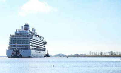 Kreuzfahrtschiff "Asuka III" hat die Meyer Werft verlassen.-stock-foto