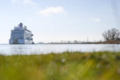 Kreuzfahrtschiff "Asuka III" hat die Meyer Werft verlassen.-stock-foto