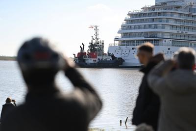 Kreuzfahrtschiff "Asuka III" hat die Meyer Werft verlassen.-stock-foto