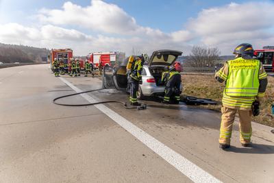 PKW f?ngt auf Autobahn, Feuer ? Stau und gesperrte Autobahn durch L?scharbeiten-stock-foto