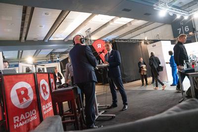 Wahl zur Hamburgischen B?rgerschaft am 2. M?rz 2025 ? Wahlabend Medienzentrum im CCH ? AfD-Bundesvorsitzender Tino Chrupalla im TV-Interviews im Medienzentrum, Radiointerview mit dem Sender Radio Hamburg-stock-foto