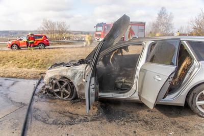PKW f?ngt auf Autobahn, Feuer ? Stau und gesperrte Autobahn durch L?scharbeiten-stock-foto