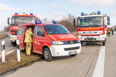 PKW f?ngt auf Autobahn, Feuer ? Stau und gesperrte Autobahn durch L?scharbeiten-stock-foto