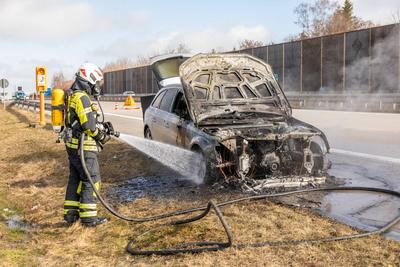 PKW f?ngt auf Autobahn, Feuer ? Stau und gesperrte Autobahn durch L?scharbeiten-stock-foto