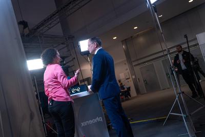 Wahl zur Hamburgischen B?rgerschaft am 2. M?rz 2025 ? Wahlabend Medienzentrum im CCH ? AfD-Bundesvorsitzender Tino Chrupalla im TV-Interviews im Medienzentrum-stock-foto