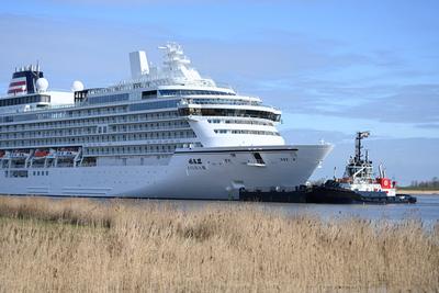 Kreuzfahrtschiff "Asuka III" hat die Meyer Werft verlassen.-stock-foto