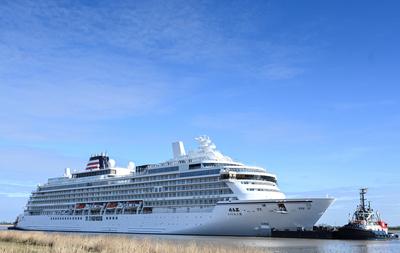 Kreuzfahrtschiff "Asuka III" hat die Meyer Werft verlassen.-stock-foto