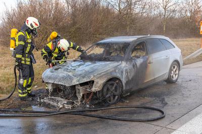 PKW f?ngt auf Autobahn, Feuer ? Stau und gesperrte Autobahn durch L?scharbeiten-stock-foto