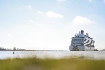 Kreuzfahrtschiff "Asuka III" hat die Meyer Werft verlassen.-stock-foto