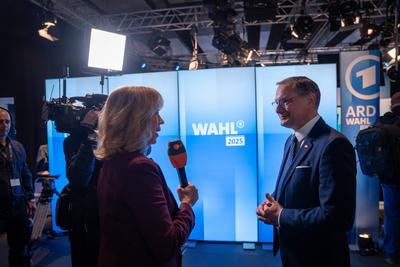 Wahl zur Hamburgischen B?rgerschaft am 2. M?rz 2025 ? Wahlabend Medienzentrum im CCH ? AfD-Bundesvorsitzender Tino Chrupalla im TV-Interviews im Medienzentrum-stock-foto