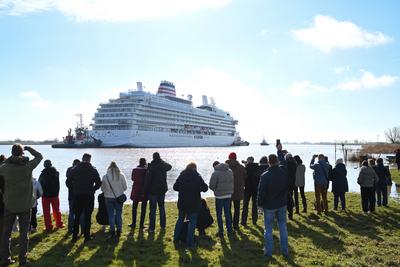 Kreuzfahrtschiff "Asuka III" hat die Meyer Werft verlassen.-stock-foto