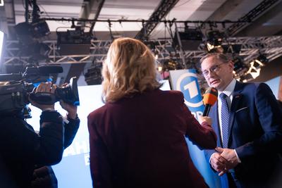Wahl zur Hamburgischen B?rgerschaft am 2. M?rz 2025 ? Wahlabend Medienzentrum im CCH ? AfD-Bundesvorsitzender Tino Chrupalla im TV-Interviews im Medienzentrum-stock-foto