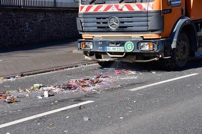 Karneval in Nidda Aufr?umen nach dem Umzug. Auf der Stra?e liegen Konfetti, Kamelle, Luftschlangen, Flaschen und einiges-stock-foto