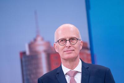 Wahl zur Hamburgischen B?rgerschaft am 2. M?rz 2025 ? Wahlabend Medienzentrum im CCH ? Peter Tschentscher, Erster B?rgermeister und Spitzenkandidat SPD im ARD-Wahlstudio-stock-foto
