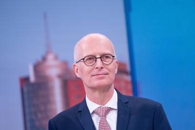 Wahl zur Hamburgischen B?rgerschaft am 2. M?rz 2025 ? Wahlabend Medienzentrum im CCH ? Peter Tschentscher, Erster B?rgermeister und Spitzenkandidat SPD im ARD-Wahlstudio-stock-foto